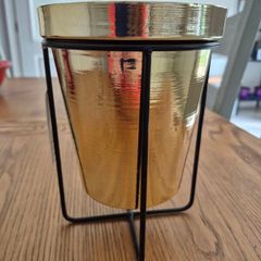 Metal flower pot