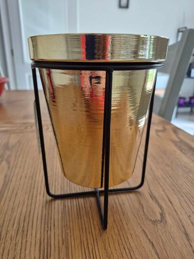 Metal flower pot
