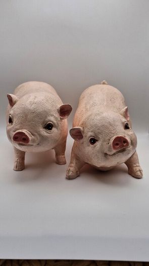 Pair of garden piglet statuet