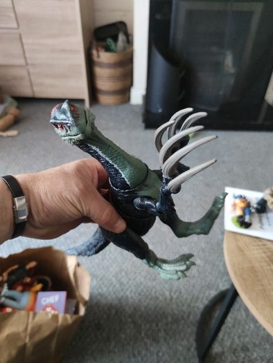 Jurassic World Dominion  Therizinosaurus Electronic Action Figure