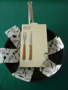 JAMIE OLIVER FRYING PAN BY TEFAL. Large Deep Frying or Omelette Pan.  Professional Series. WITH Jamie Oliver 4 piece steak cutlery set. Very Good Condition.