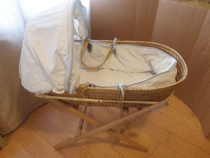 moses basket and stand