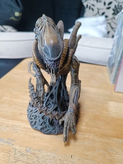 Aliens Warrior mini statue