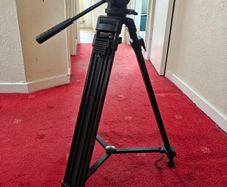 Tripod with fluid head