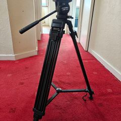 Tripod with fluid head
