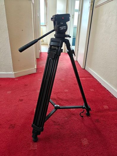 Tripod with fluid head