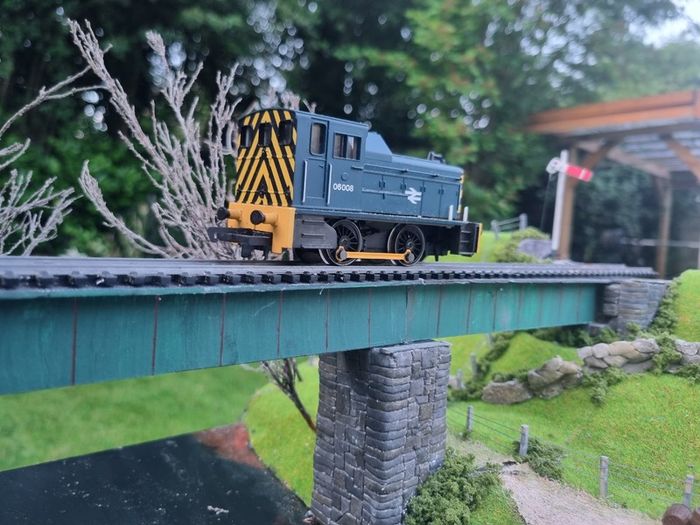 00 gauge diesel train