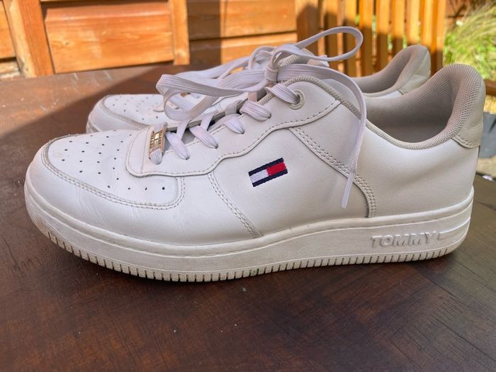 Tommy Hilfiger size 7.5