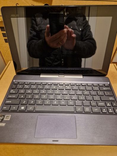 ASUS LaptopTablet CN9935, Windows 8, 2GB Ram 64GB HDD, Intel Atom CPU Z3740 1.33GHz in excellent condition