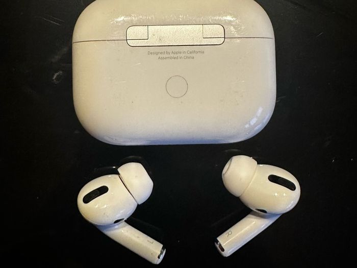 Apple AirPods Pro (1st Gen) with Wireless Charging Case