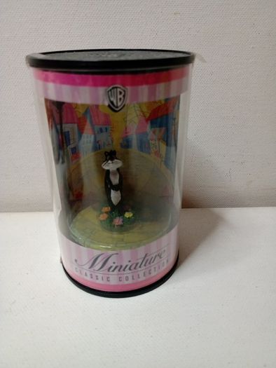 Warner Bros Miniature Classic Collection Pepe Le Pew 1999