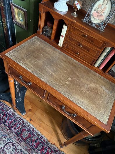 Beautiful Edwardian walnut Lady's Writing Desk