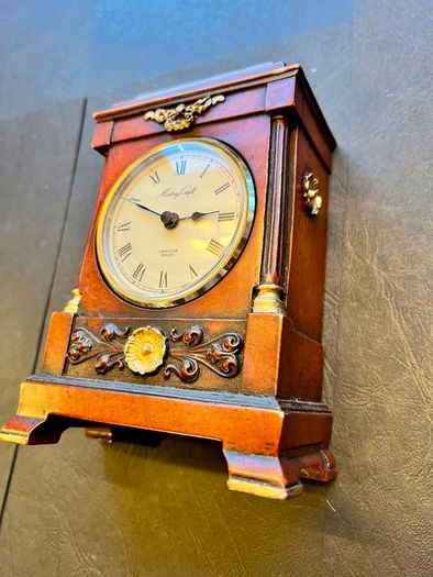 Mantelpiece clock
