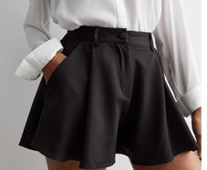 Cameo Rose Black Tailored Flippy Shorts, size 10