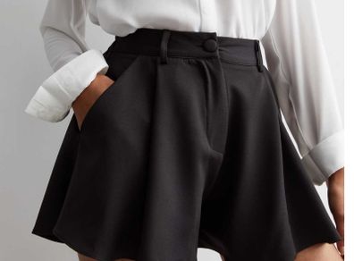 Cameo Rose Black Tailored Flippy Shorts, size 10