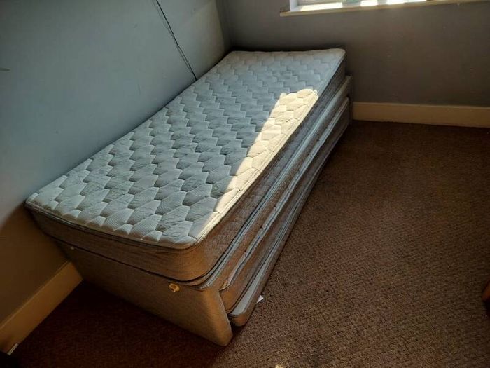 single bed and guest Bed