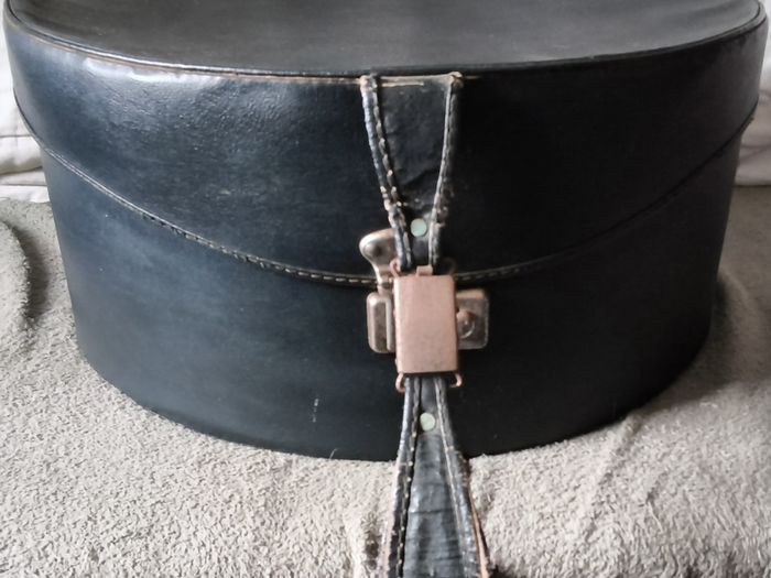vintage collectable hat case