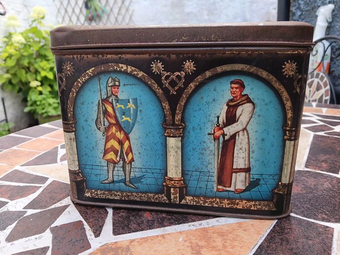 Vintage commemorative Biscuit tin