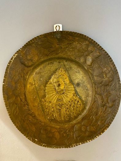 Vintage Brass Wall Plate Queen Elizabeth 41cm