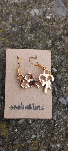 Vintage jewelry is sold individually for 5 to 10 euros