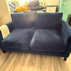 Sofa / 2 Seater - Free -
