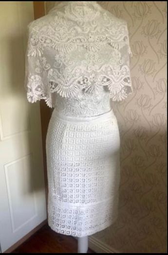 skirt. Cream fab .too big size 16