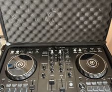 Pioneer DDJ 400 & Pioneer DJ headphones