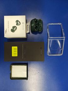 Motorola RAZR 60 Ultra 512GB + matching Motorola BOSE ear buds !!!