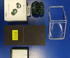 Motorola RAZR 60 Ultra 512GB + matching Motorola BOSE ear buds !!!