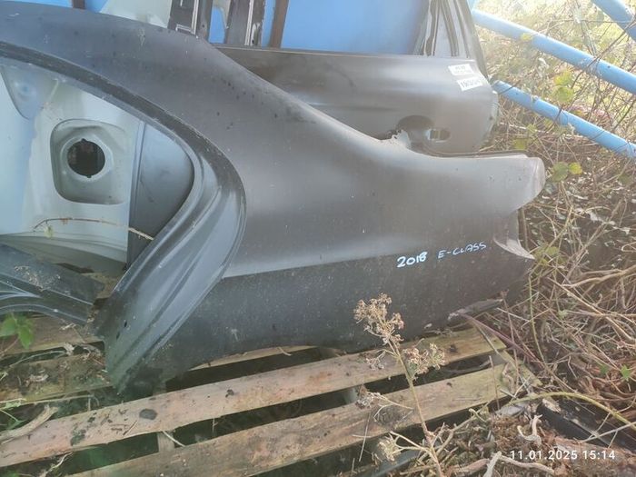 Mercedes e class 1/4 Panel