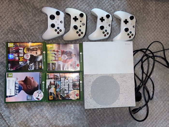 Xbox One S With 4 Controllers
