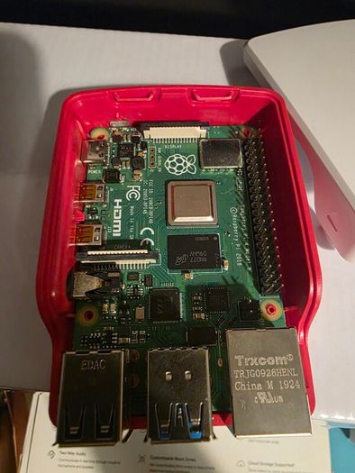 Raspberry Pi 4 Model 4RAM with offical case