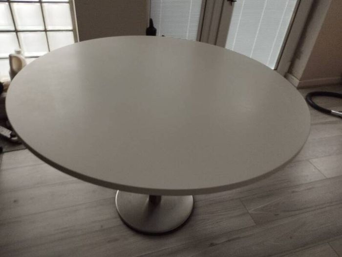 Round Table, white.
