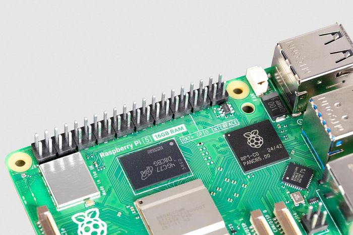 Raspberry Pi 5 8 GB Kit (Metal Case | Active Cooling | M.2 NVMe PCIe SSD | Micro HDMI 4K | ideal for Home Assistant and smart home)