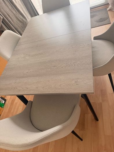 Extendable table and 4 chairs set