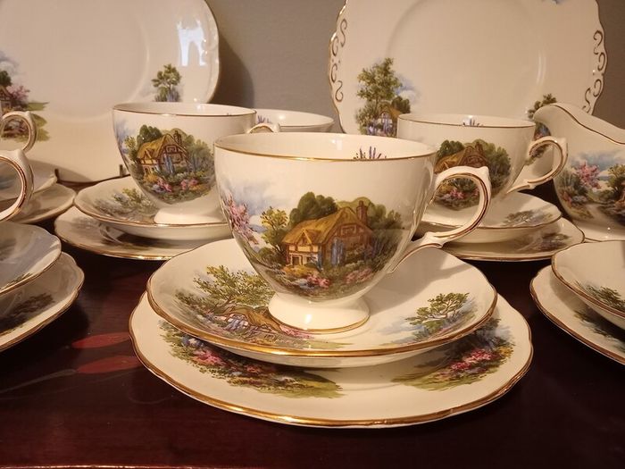 Vintage Royal Vale " Country Cottage". 22 pieces Tea Set, Bone China England.