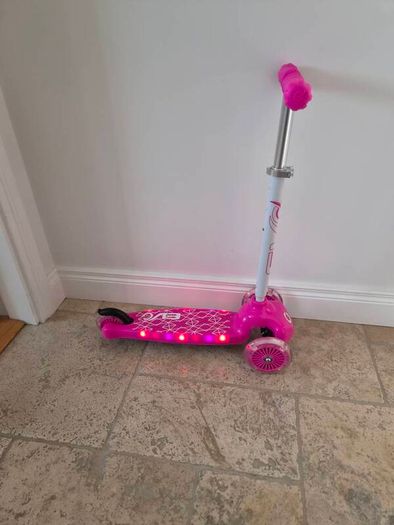 Pink 3 wheel light up  scooter