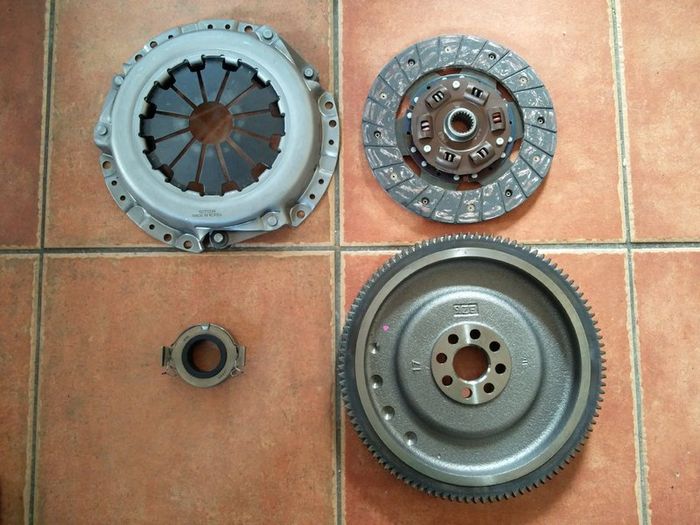 Toyota Corolla Verso (zde12_, Cde12_) 1.6 Vvt-i  1.8 Vvt-i   Clutch Kit + Solid Flywheel