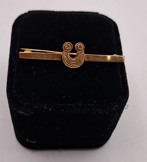 9 ct yellow gold brooch