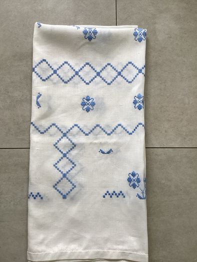 Vintage tablecloth plus 6 matching napkins.