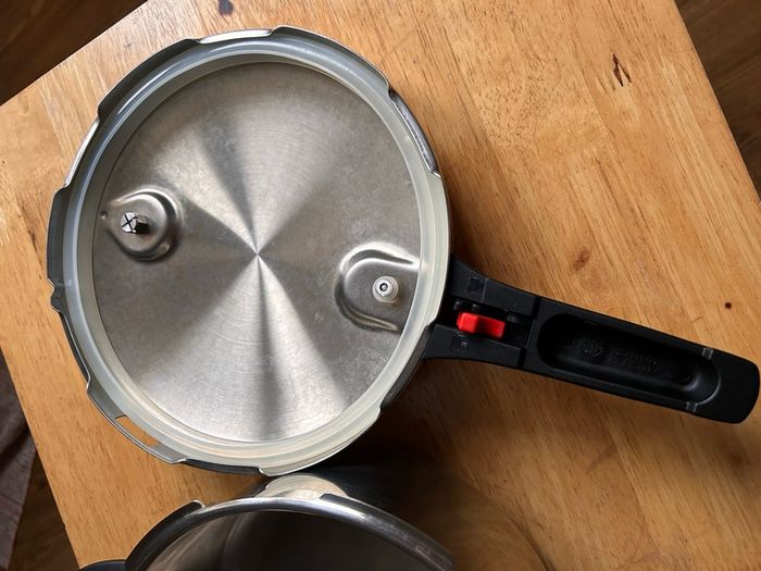 Amazon Basics Pressure Cooker