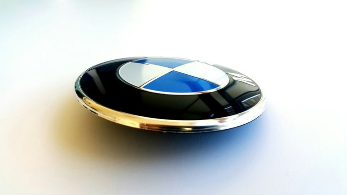 1x BMW 82mm +2 Fastener Grommets Classic blue Emblem Badge Front Rear Bonnet Logo 1 3 5 6 7 series  x z m class 82 with black back