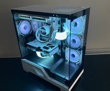 Custom Gaming Pc - Ryzen 7 7800x3d / Rtx 5070 White / 32gb Ddr5 / 1tb Ssd