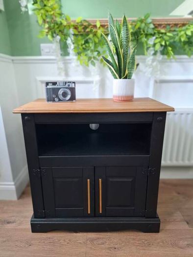 Luxury cabinet finished with beautiful golden handles.