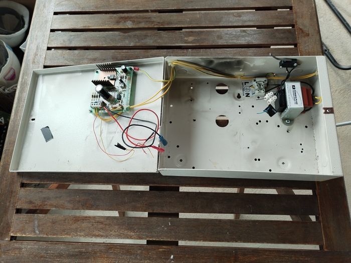 Intruder / Burglar Alarm 12 Volt Power Supply For Any Alarm System (Free To Collect)