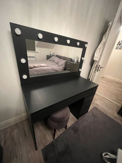 dressing table with mirror and lights