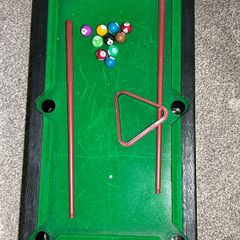 Mini pool table