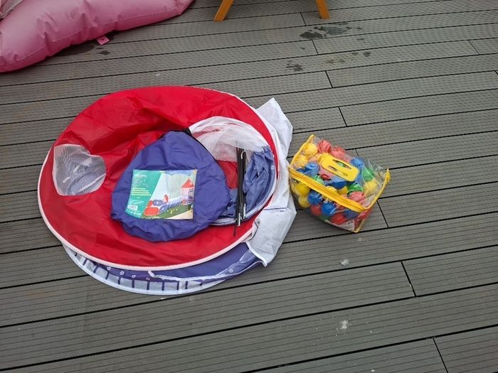 rocket play tent with ball of balls