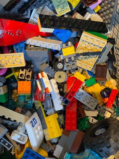 Lego - treasure chest of 5kg of Lego pieces.