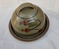 Stoneware cheese/butter dish